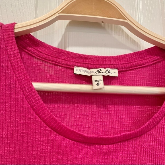 Fuchsia Pink Ribbed High-Low Tulip Hem Short-Sleeve Tee Top - Picture 4 of 5